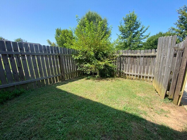 Building Photo - PRE-LEASING FOR AUGUST 2 2026! FENCED IN BACK YARD! 1/2 Off Deposit!