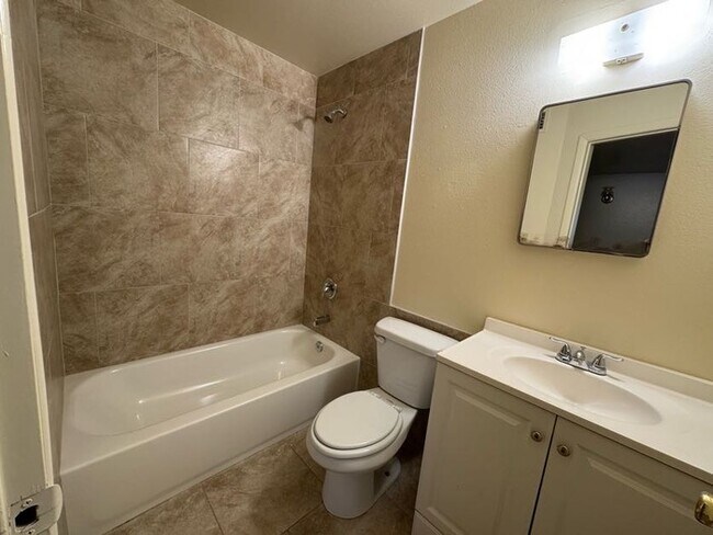 Building Photo - Maryvale 2br townhome