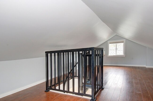 Building Photo - Charming 1+bd, 1ba Bungalow w/ Renovated Attic