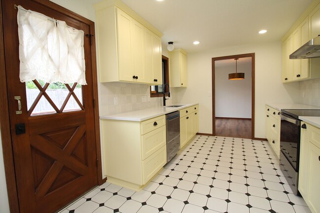 Building Photo - 2890 SW 89th Ave