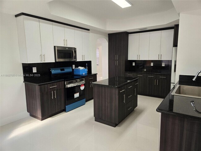 Building Photo - 3124 SW 154th Pl