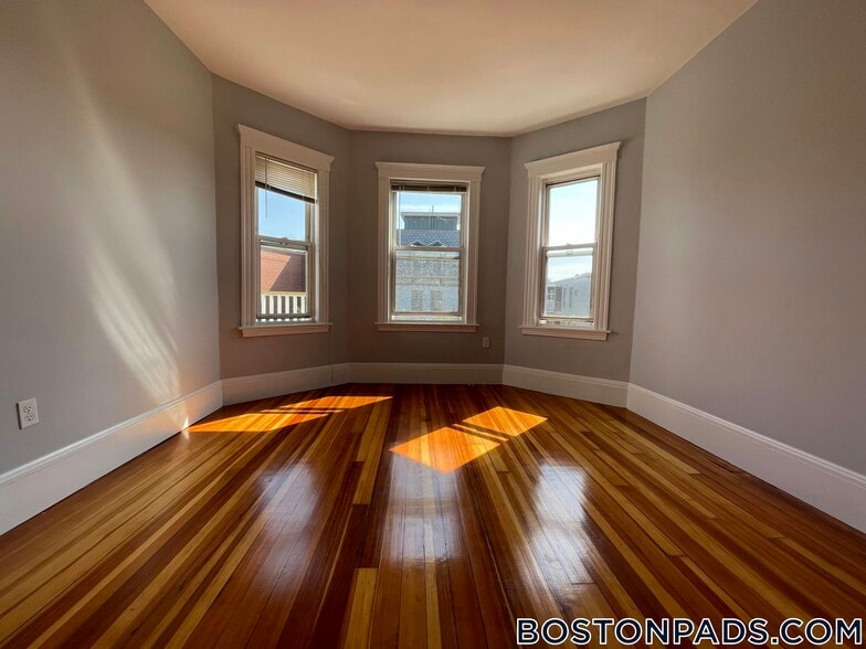 Building Photo - 247 Boston St