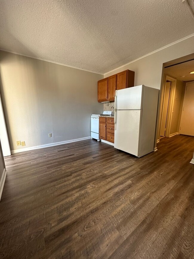 Building Photo - Flexible lease length at a great price! Secure this unit for 6, 12 or 18 months @ $1100/month!! M...