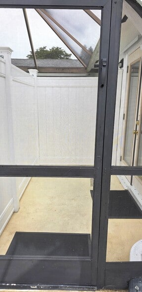 Building Photo - 10910 Diego Dr N