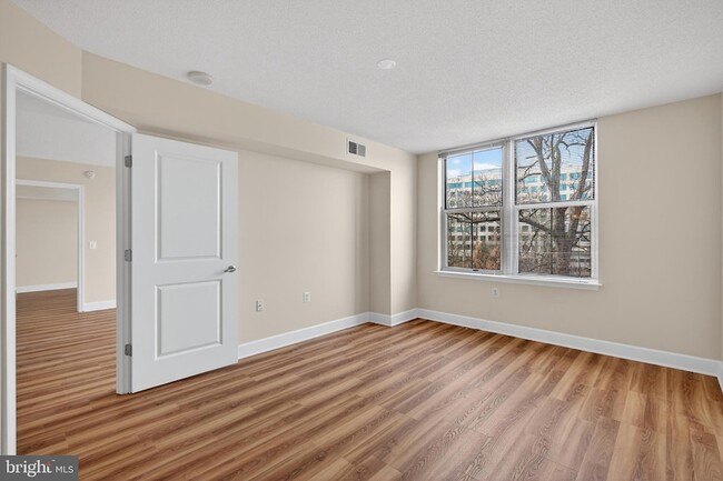 Building Photo - 11800 Sunset Hills Rd