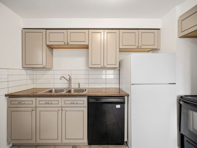 Building Photo - 6011 N Braeburn Dr