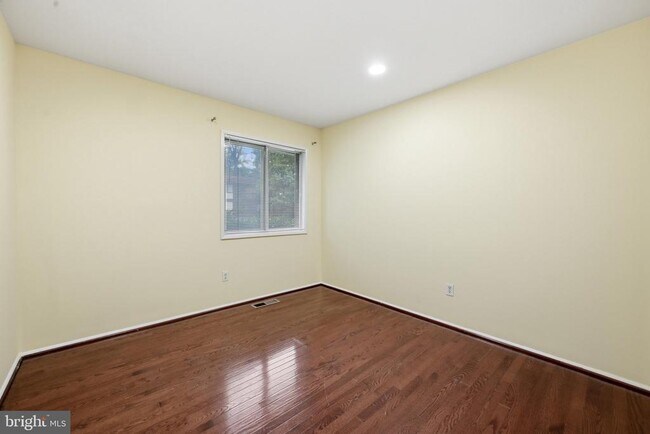 Building Photo - 8811 Burbank Rd
