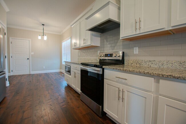 Building Photo - Pet Friendly Four Bedroom with Bonus!