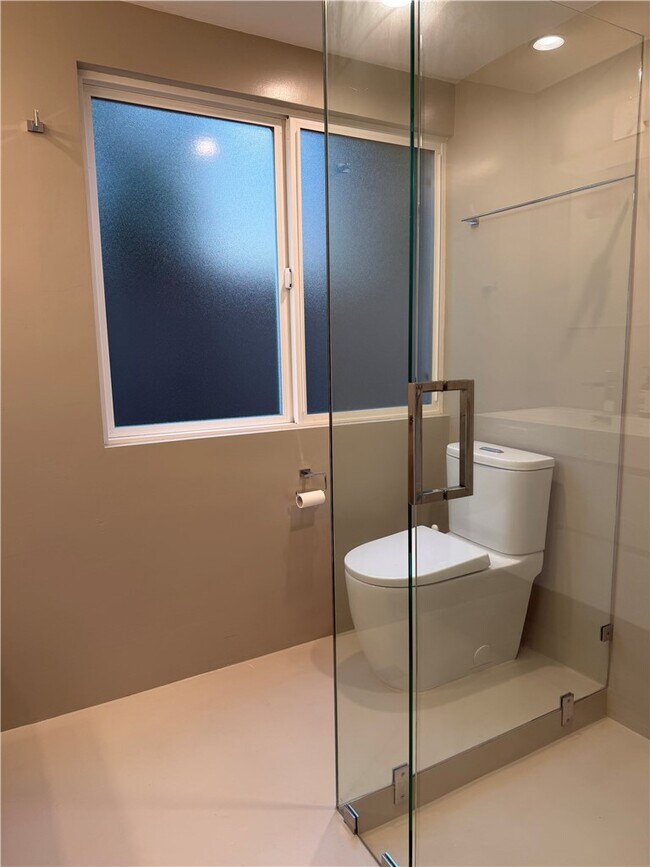 Building Photo - 15999 Via De Las Palmas