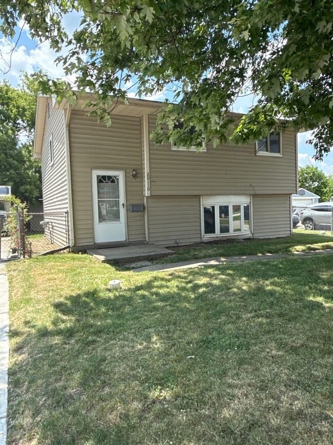 Building Photo - 4 Bedroom home in Clinton Township