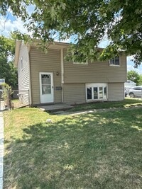 Building Photo - 4 Bedroom home in Clinton Township