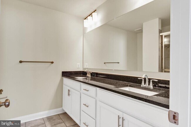 Building Photo - 611 E 7th St