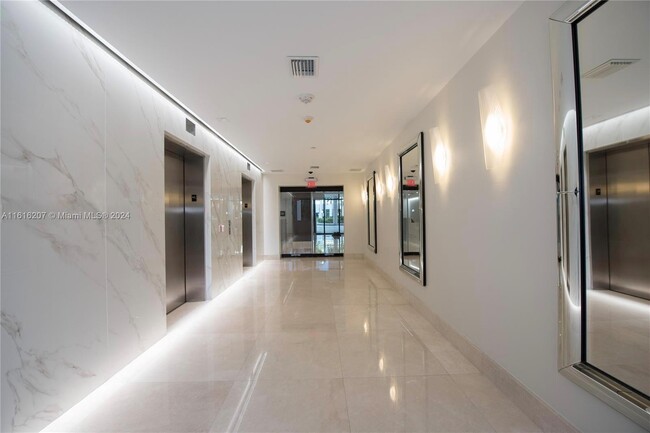 Building Photo - 540 Brickell Key Dr