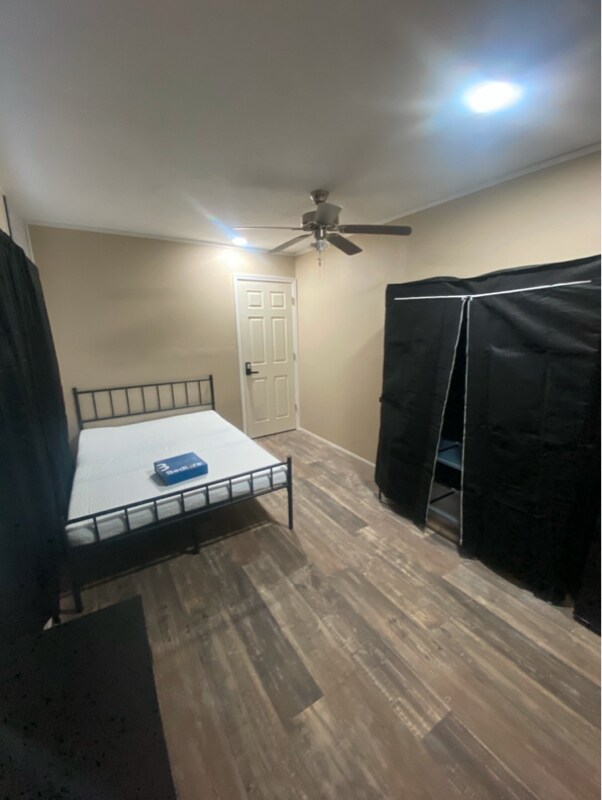 Building Photo - 325 Robin Ln