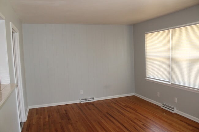 Building Photo - Spacious 3 Bedroom and 1 full bath home in...