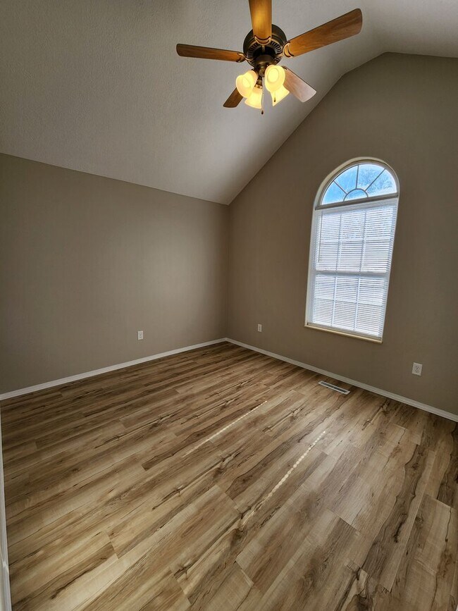 Building Photo - Spacious 2-Bedroom, 2-Bathroom Home AVAILABLE NOW!!