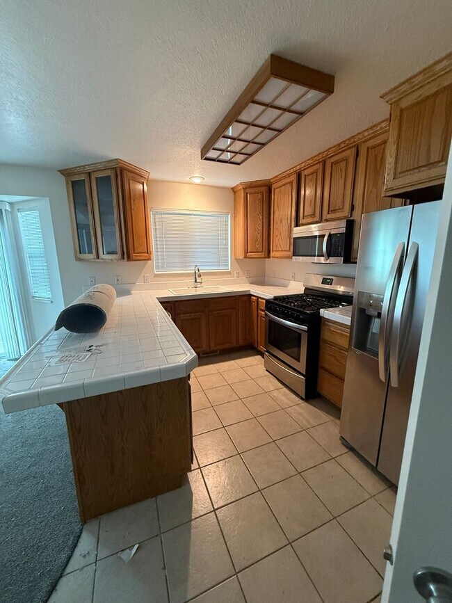 Building Photo - Massive 6-Bed Rambler with 2 Kitchens & 2 Laundries!