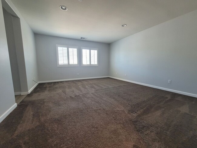 Building Photo - Modern 2-Story 4-Bedroom Home in Jurupa Va...