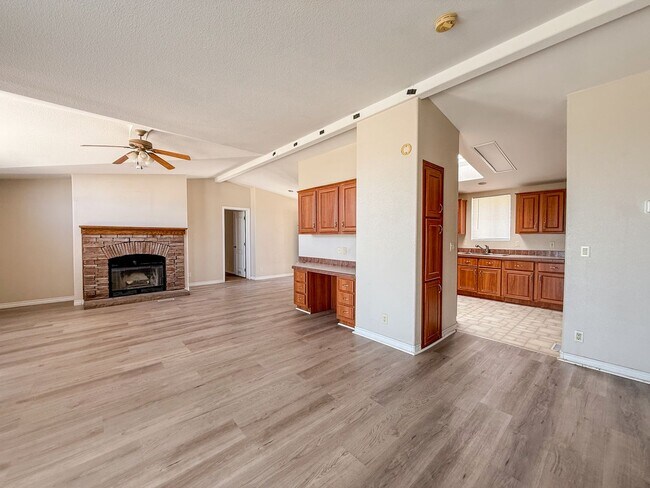 Building Photo - 29 Palms Home with Garage