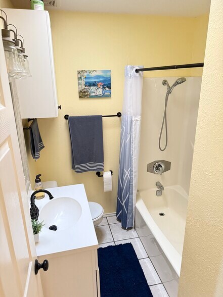 Guest bath - 1226 Amanda Dr