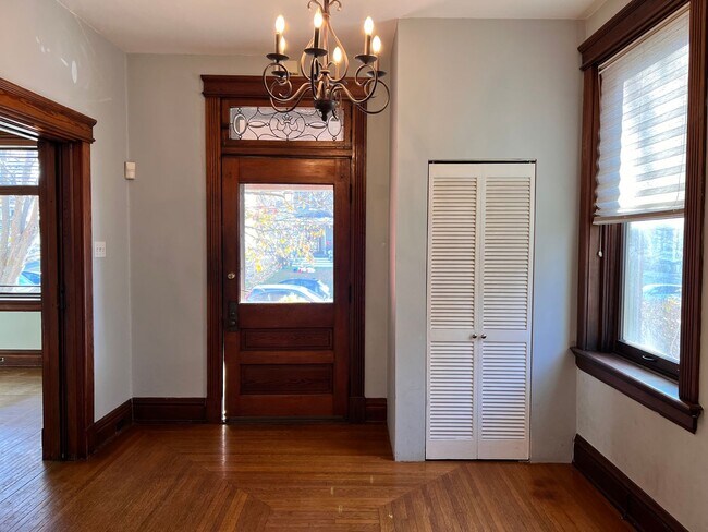 Building Photo - HYDE PARK SINGLE FAMILY HOME WITH OFF-STREET PARKING AND PATIO