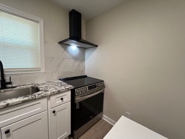 Building Photo - Charming, Fully Renovated 2-Bedroom in West Columbia
