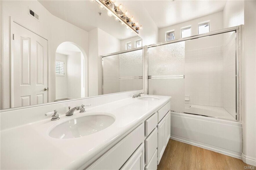 Master bathroom - 2479 Sunningdale Dr