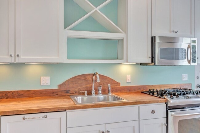 Building Photo - 2 Bedroom House with Attached Garage in Earlysville