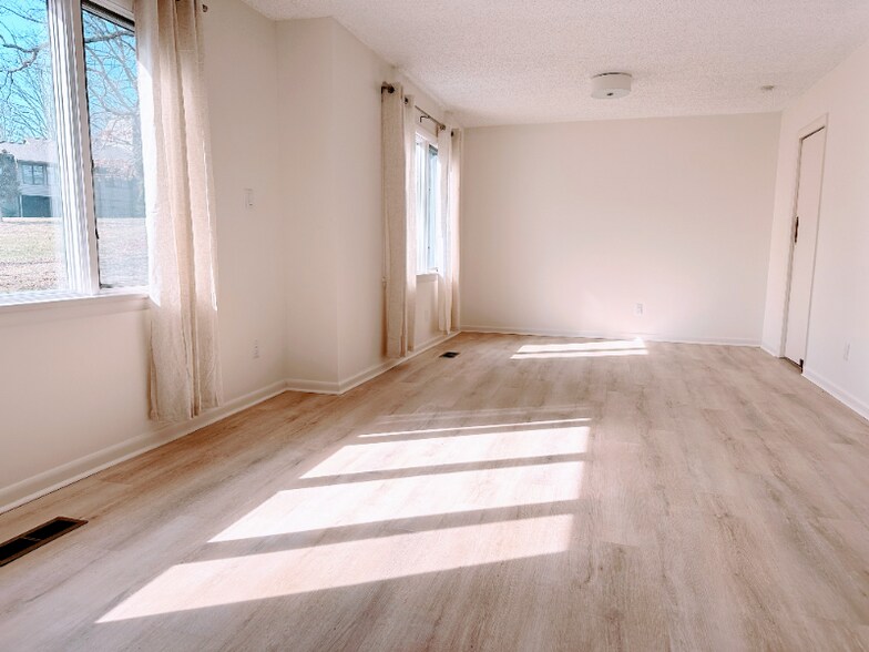 Building Photo - 211 Crowfields Dr