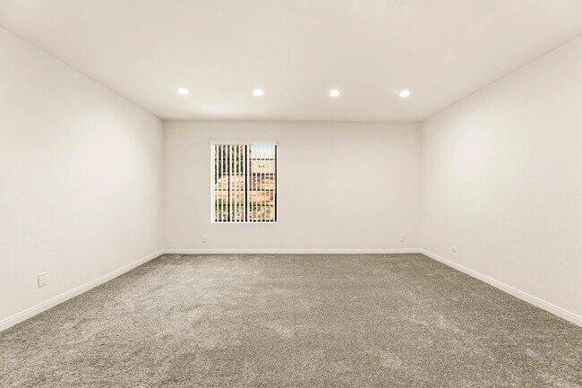 Building Photo - Breckenshire Deluxe Apartments