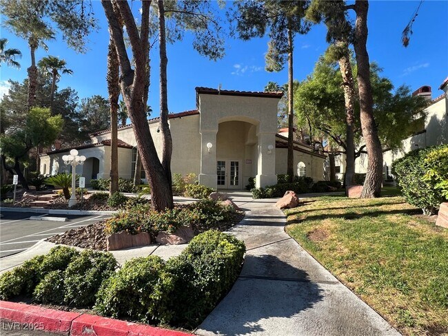 Building Photo - 2975 Bluegrass Ln