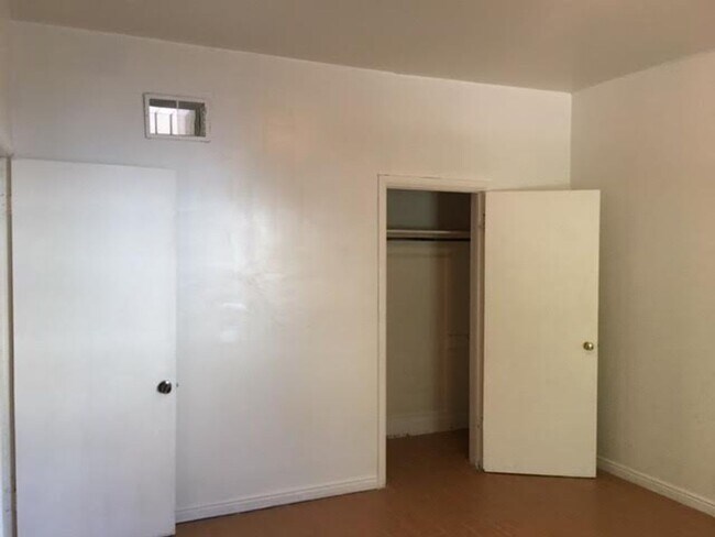 Building Photo - Good size private guy room in avenues !