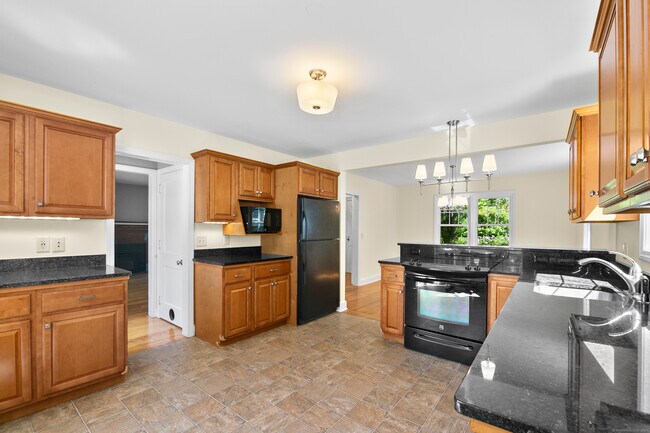 Building Photo - 26 Great Hillwood Rd