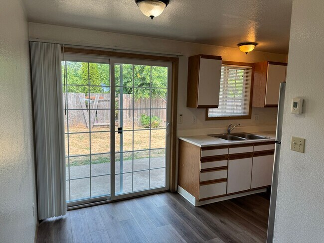 Building Photo - Freshly recently updated 3-bedroom 2-bathroom duplex with garage!