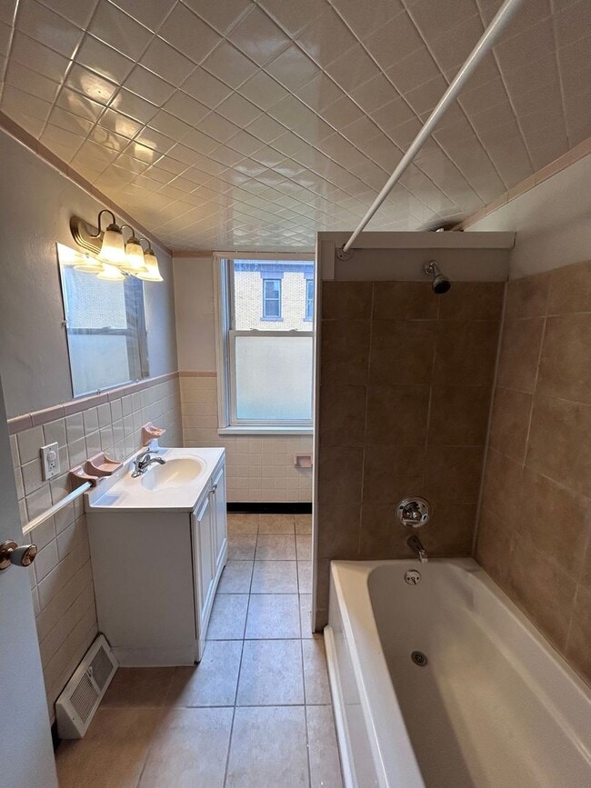 Building Photo - roc2107