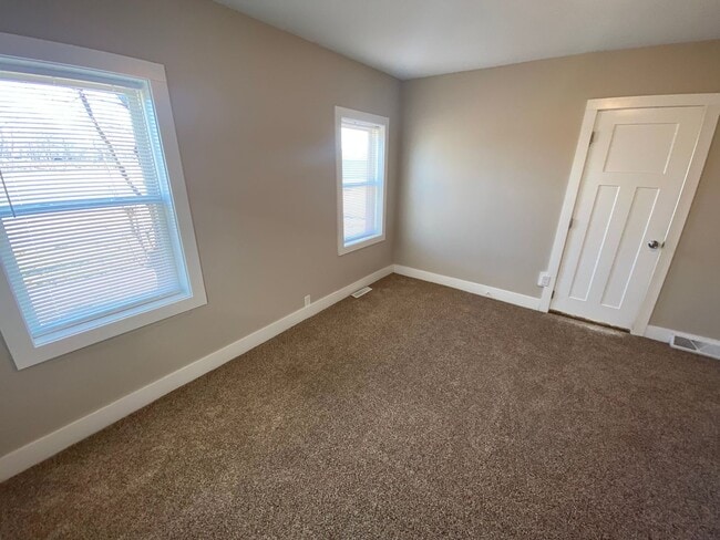 Building Photo - 4 Bedroom Home just 3 minutes from downtown!