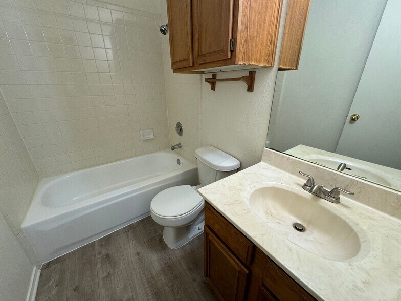 Building Photo - 1605 Benttree Dr