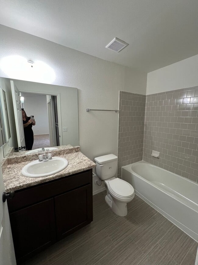 Building Photo - NEWER TOWNHOME!