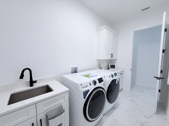 Building Photo - 5 Bedroom and 6 Bathroom, Lake view House