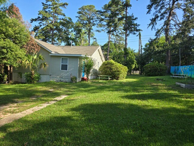 Building Photo - Midtown Charmer- Price reduced.  Call to see house today!!