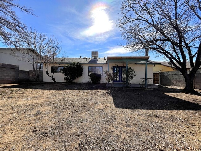 Building Photo - Cute Ranch Home In NE Albuquerque!