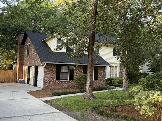 Primary Photo - 989 Colonial Dr
