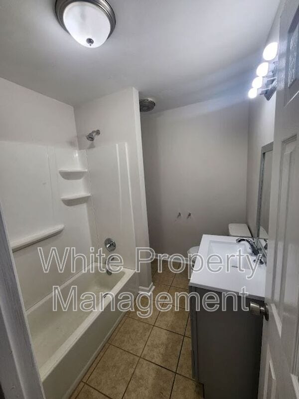 Building Photo - 1045 W Meadow Dr