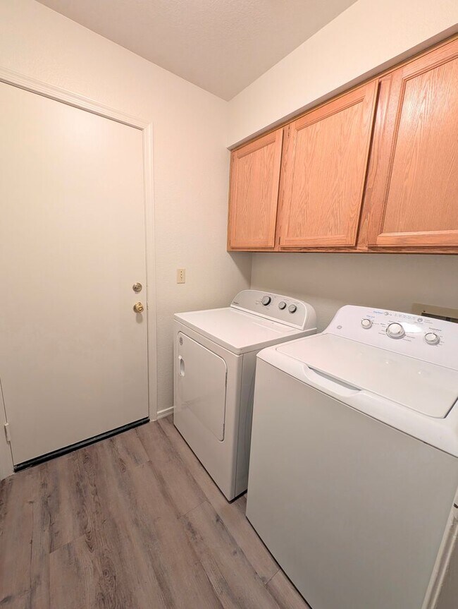 Building Photo - 2325 E Lakecrest Dr