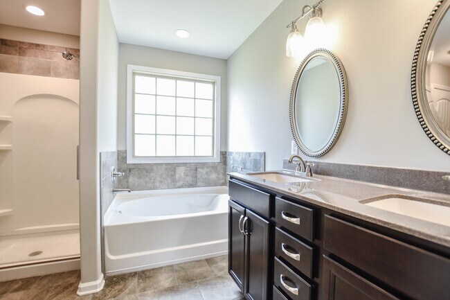 Building Photo - Pet Friendly in Woodlawn!