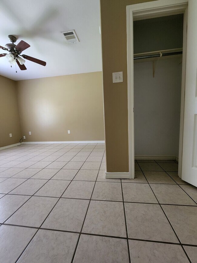 Building Photo - 3 bedroom 2 bath brick home