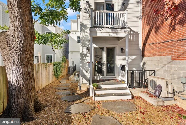 Building Photo - 214 S Henry St