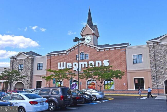 Building Photo - 2460 Eastbourne Dr