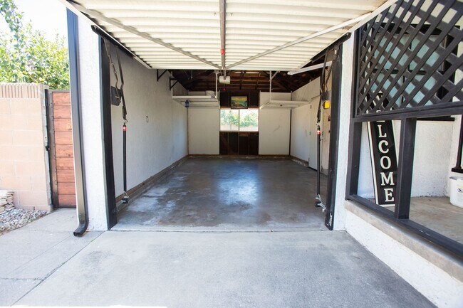 Building Photo - Lakewood Home, 2 Bedroom, 1 Bath with GREAT Backyard Space!