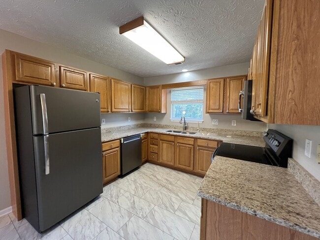 Building Photo - Super Cute 3/2 in Sevierville Close to everything!